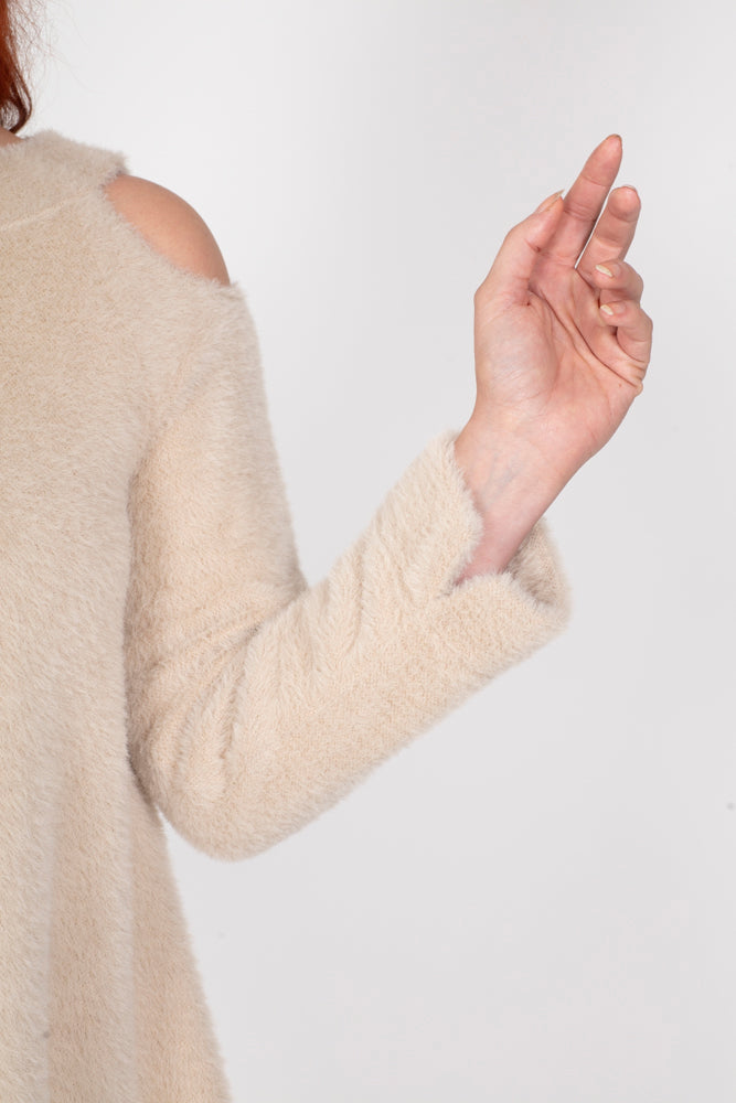 Maglia Sara felpa spalle scoperte pelouche cipria