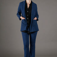 Jeans flare donna blu chiaro delavè con baschina in punto Milano leggero stretch