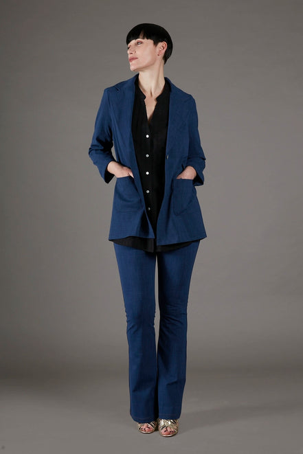 Jeans flare donna blu chiaro delavè con baschina in punto Milano leggero stretch
