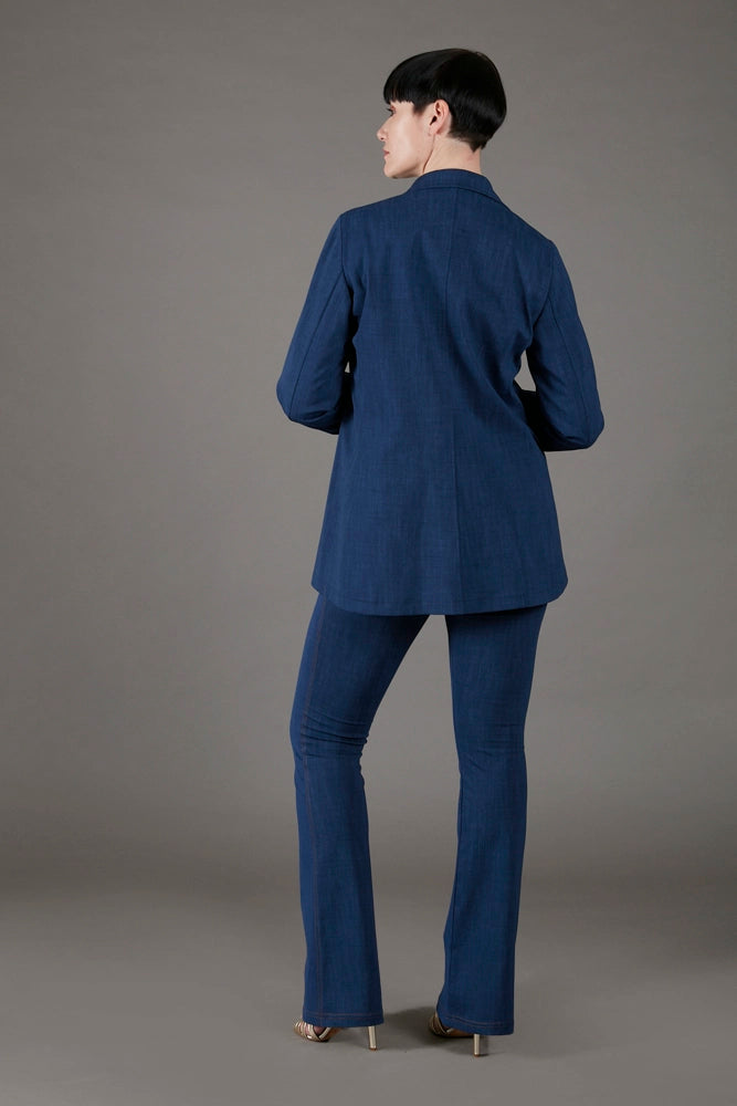 Jeans flare donna blu chiaro delavè con baschina in punto Milano leggero stretch
