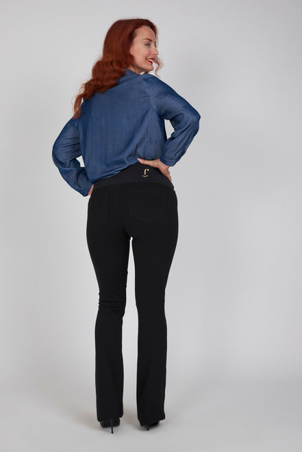 Jeans flare donna nero con baschina in punto Milano stretch