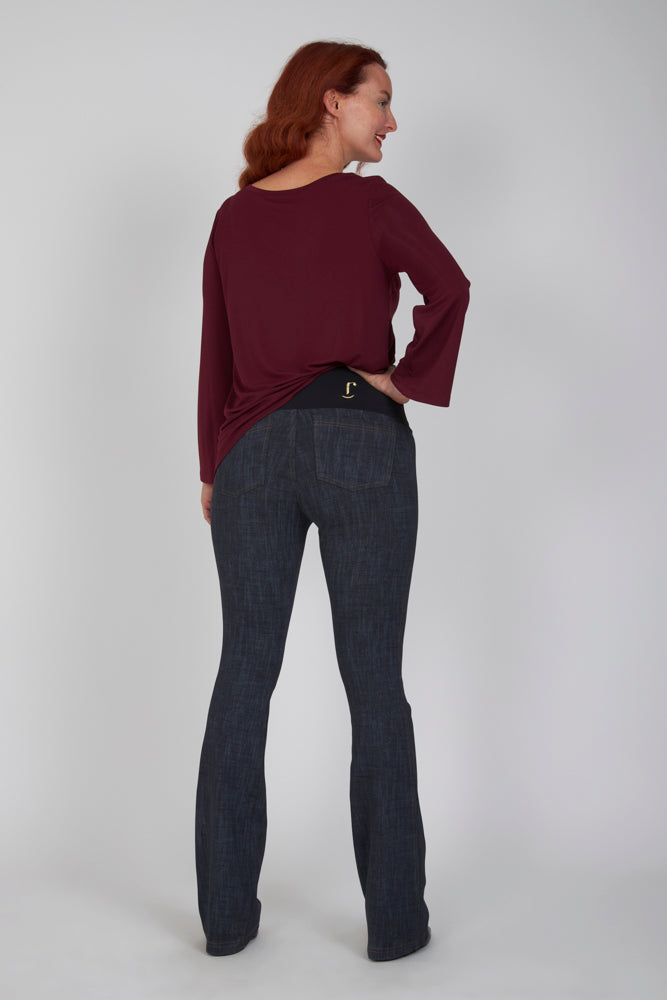 Jeans flare donna blu delavé con baschina in punto Milano stretch