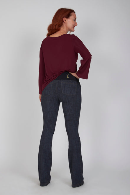 Jeans flare donna blu delavé con baschina in punto Milano stretch