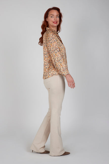 Jeans flare beige con baschina in punto Milano stretch