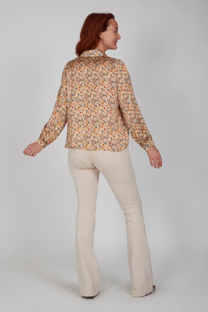 Jeans flare beige con baschina in punto Milano stretch