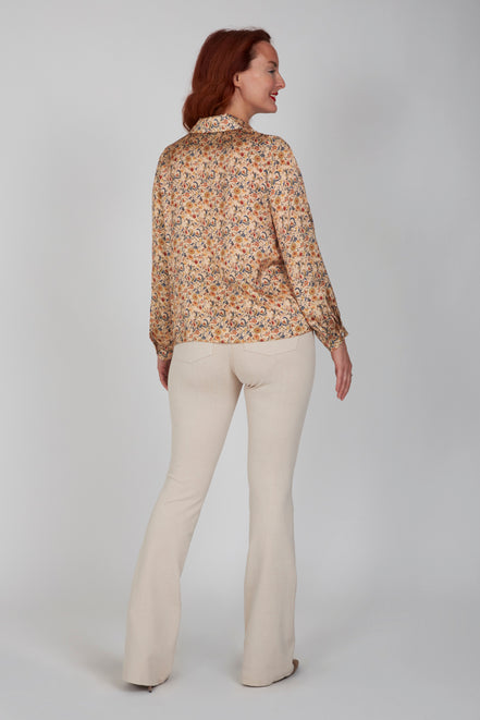 Jeans flare beige con baschina in punto Milano stretch