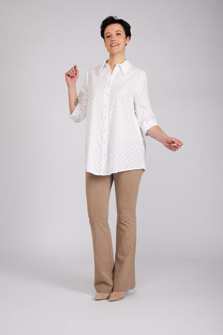 Look completo camicia garza bianca jeans cachi