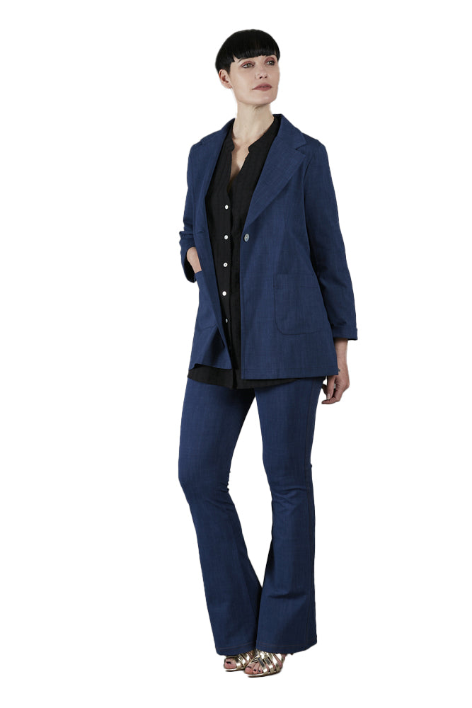 Jeans flare donna blu chiaro delavè con baschina in punto Milano leggero stretch