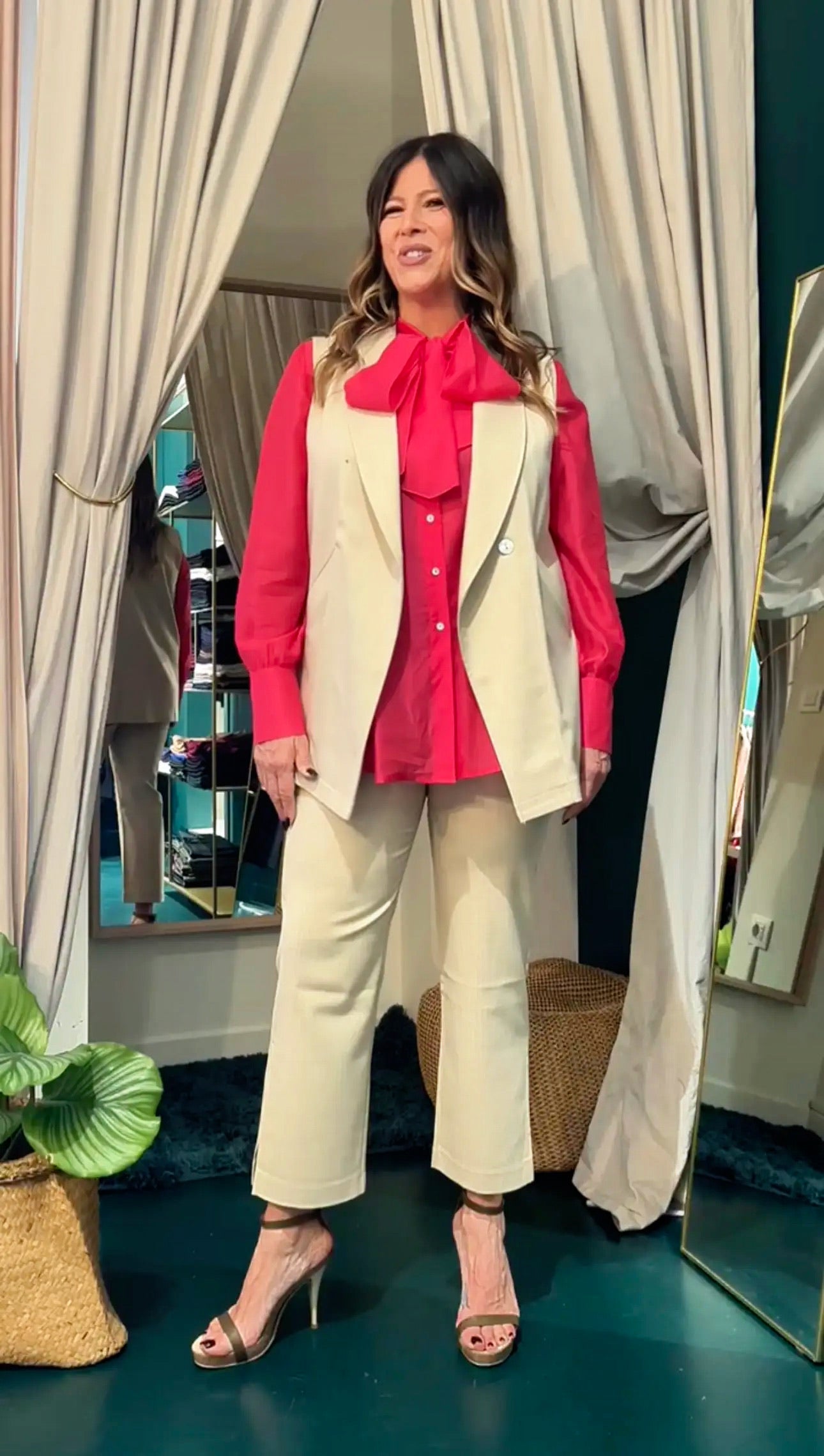 Look sabbia e fucsia
