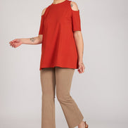 Look maglia arancio e panta caffelatte