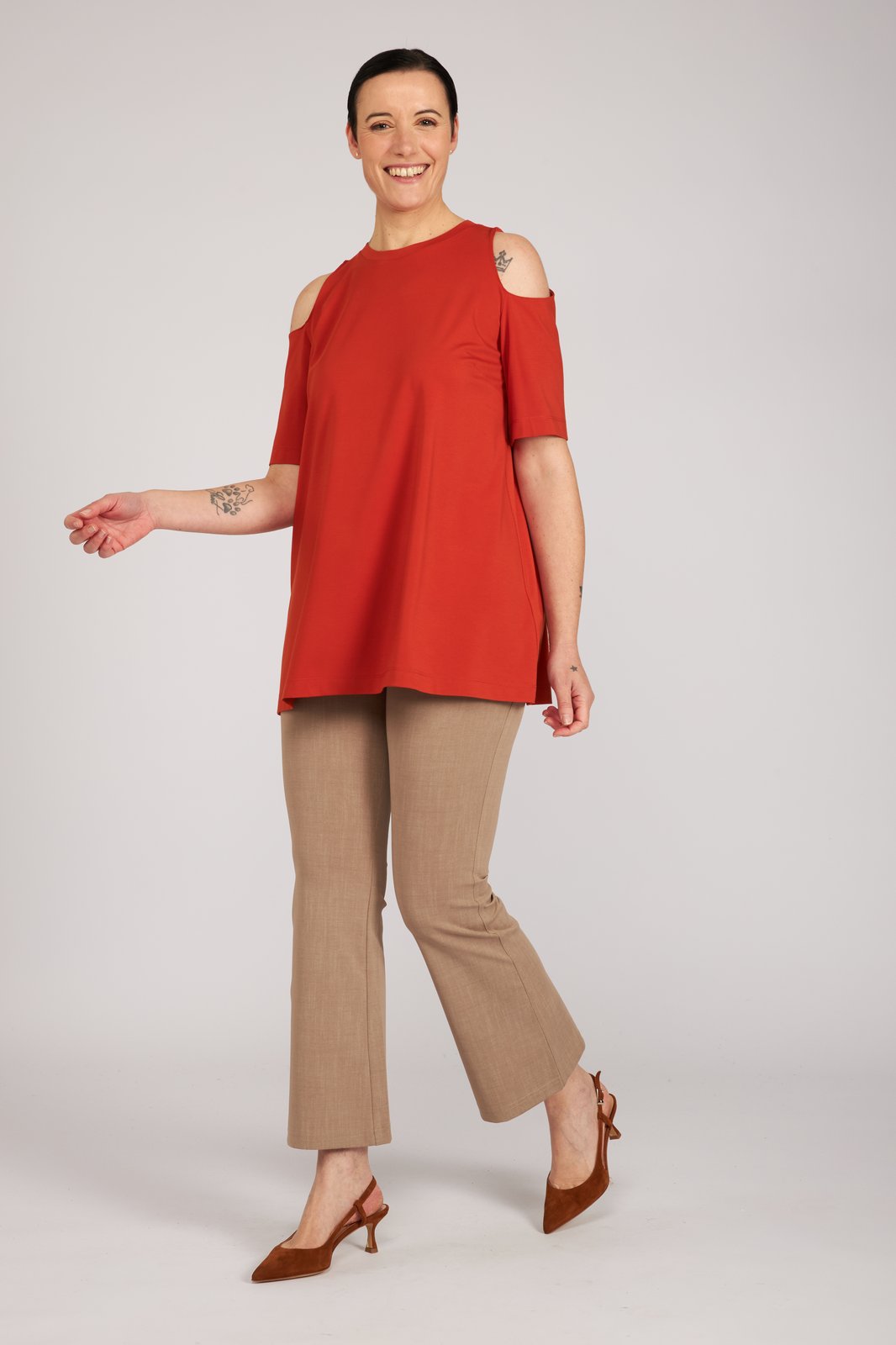 Look maglia arancio e panta caffelatte