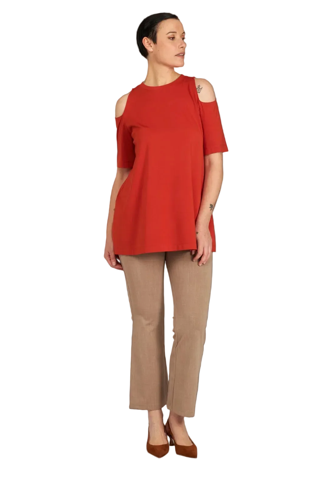 Look maglia arancio e panta caffelatte