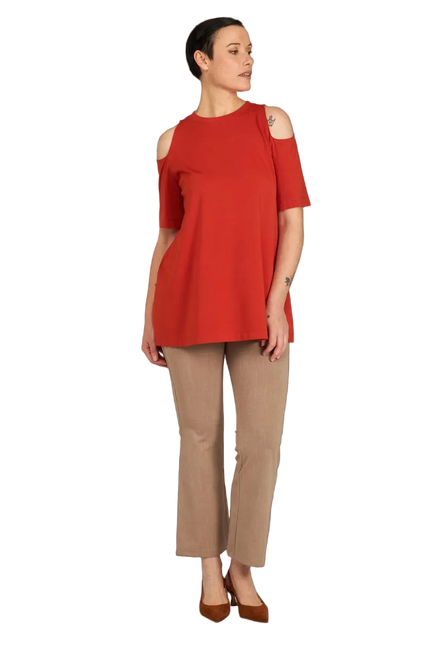 Look maglia arancio e panta caffelatte
