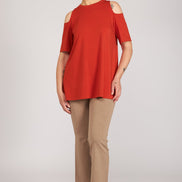 Look maglia arancio e panta caffelatte