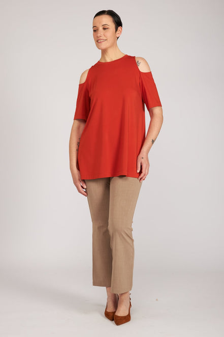 Look maglia arancio e panta caffelatte