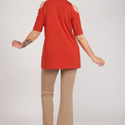 Look maglia arancio e panta caffelatte