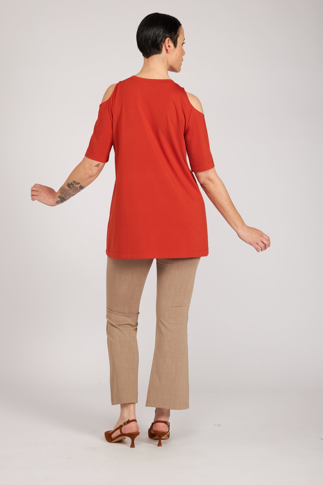 Look maglia arancio e panta caffelatte