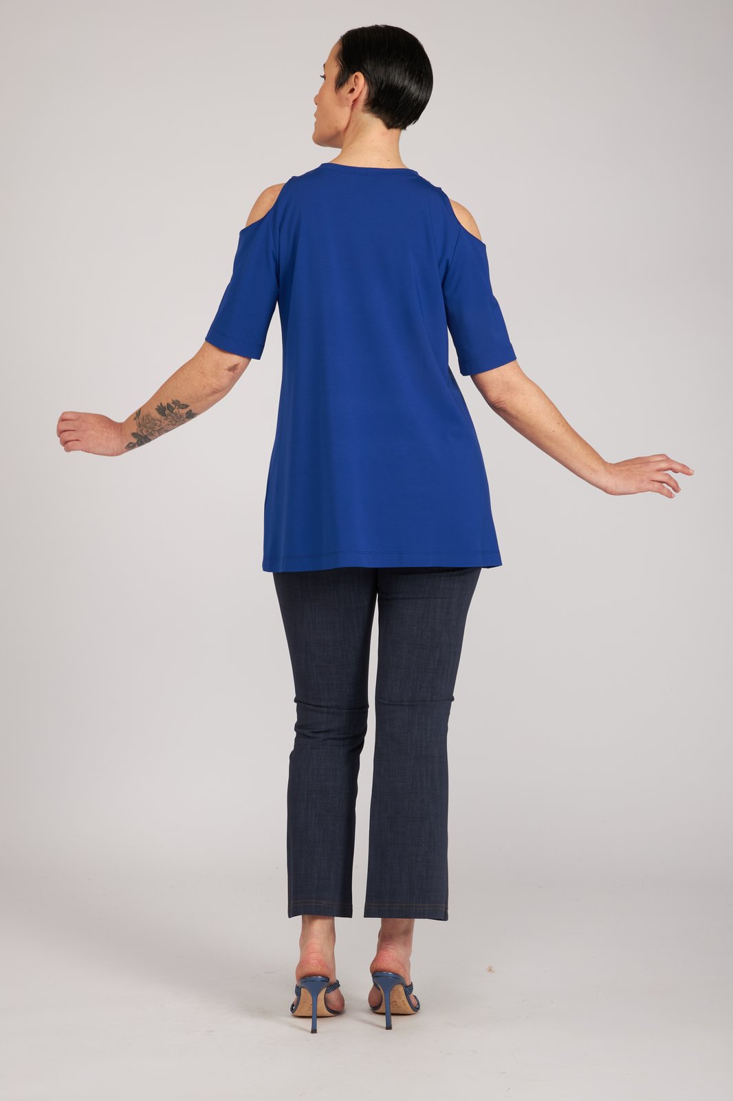 Look completo maglia bluette e jeans zampetta